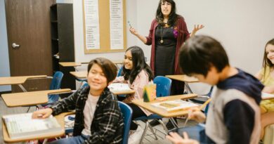 Reálne učiteľské platy sa v minulom roku prepadli, vyučujúci si pohoršili aj oproti ostatným zamestnancom