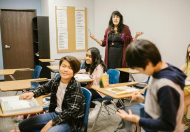 Reálne učiteľské platy sa v minulom roku prepadli, vyučujúci si pohoršili aj oproti ostatným zamestnancom