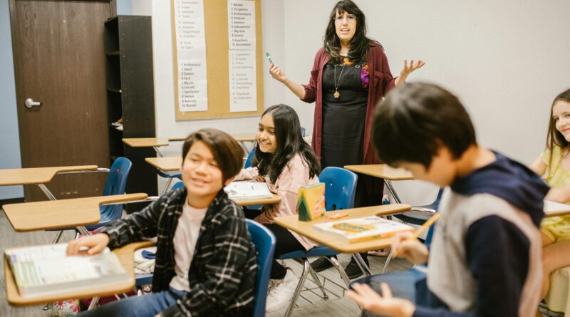 Reálne učiteľské platy sa v minulom roku prepadli, vyučujúci si pohoršili aj oproti ostatným zamestnancom